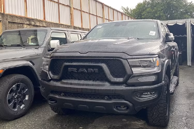Là một mẫu bán tải cỡ lớn thuộc dòng RAM 1500, RAM Rebel 2023 mới được đặt tên theo cuộc thi offroad ở Mỹ, nó được truyền cảm hứng từ lòng phiêu lưu, dũng cảm và quyết đoán của các tay lái.