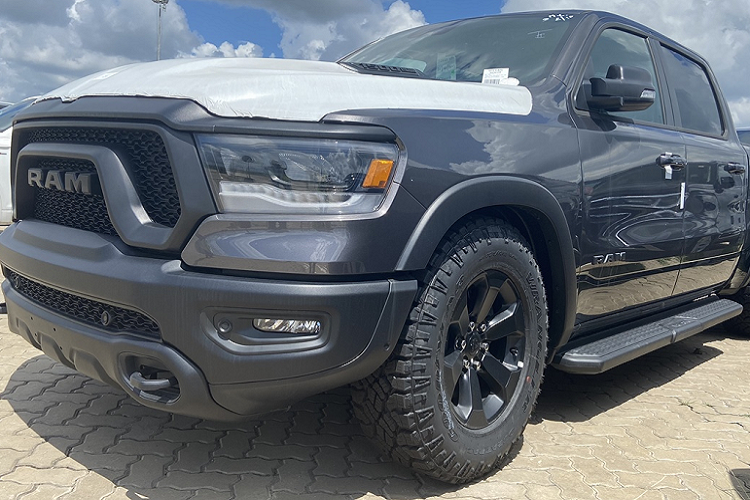 Theo thông tin được biết, siêu bán tải RAM Rebel 2023 mới được nhập về dạng chính hãng bởi công ty Jeep Vietnam Automobiles, nhà phân phối chính thức của thương hiệu RAM tại Việt Nam. 