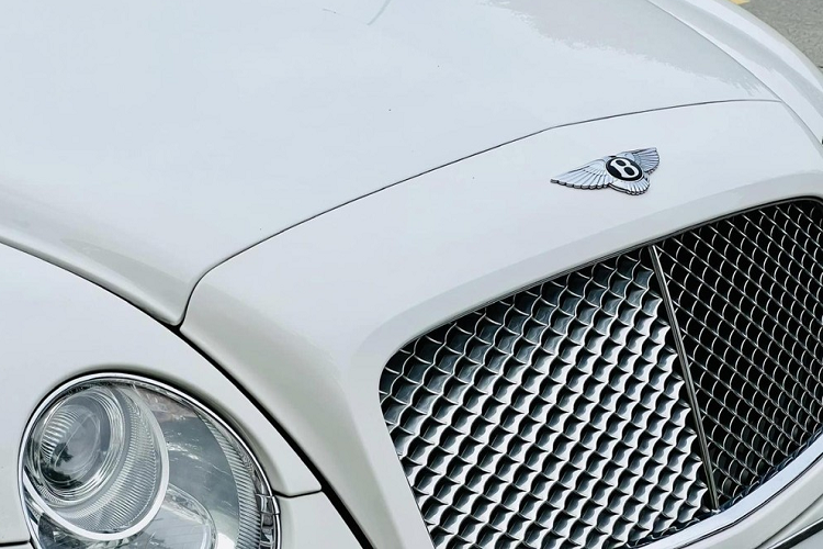 Về mặt hình ảnh, Bentley Continental GT Speed sẽ cho bạn sự đẳng cấp mà bước xuống từ cửa lái của các mẫu xe cùng tầm tiền như Mercedes-AMG A 35 4Matic, Chevrolet Corvette hay Ford Mustang sẽ không có được hoặc không bằng. Bentley vốn là hãng xe đắt tiền, nên rước dâu hay đón bạn gái sau buổi đi làm về cũng trở nên khác biệt.