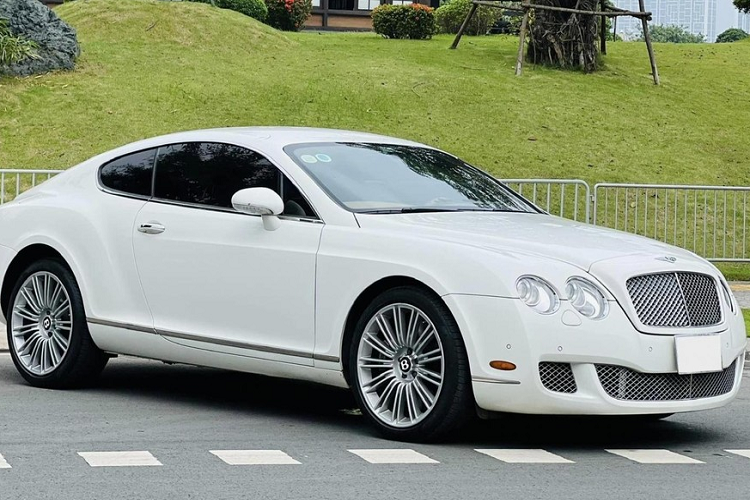 Mức giá xe Bentley Continental GT Speed 2009 hơn 14 tuổi chỉ 2,6 tỷ đồng đã khiến không ít người rung động vì muốn 1 lần trải nghiệm cảm giác sang chảnh trên chiếc xe từng là món đồ thể hiện đẳng cấp, địa vị của không ít đại gia.