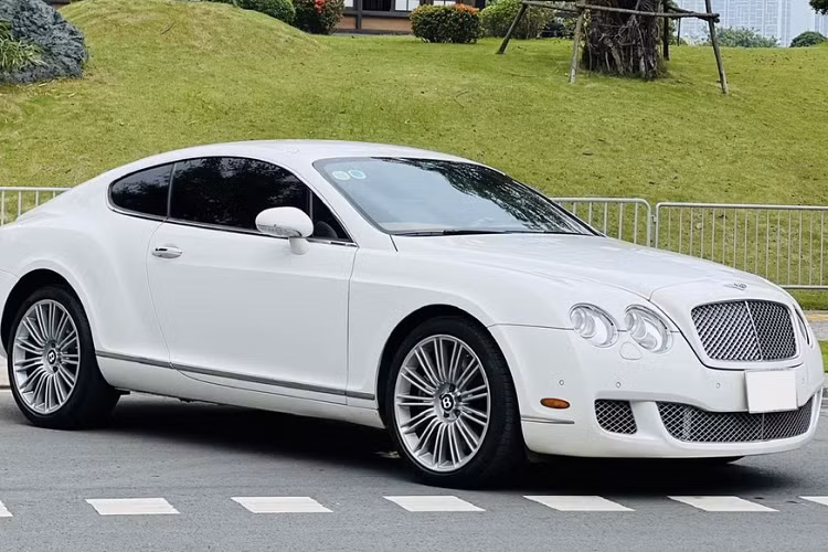 Mức giá xe Bentley Continental GT Speed 2009 hơn 14 tuổi chỉ 2,6 tỷ đồng đã khiến không ít người rung động vì muốn 1 lần trải nghiệm cảm giác sang chảnh trên chiếc xe từng là món đồ thể hiện đẳng cấp, địa vị của không ít đại gia.
