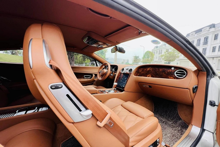 Dù là 1 chiếc có thiết kế 2 cửa nhưng Bentley Continental GT Speed nằm ở 1 bậc trên cao đó là xe siêu sang thể thao, điều này thể hiện rõ qua ghế ngồi bọc da cao cấp, êm như bạn ngủ ngon trên chiếc nệm đắt tiền ở khách sạn 5 hay 6 sao, dù vậy, tuổi tác của xe cũng có thể khiến phần da ghế bị nứt hay tróc, tiếp đến là việc xe Bentley Continental GT Speed còn có nhiều chi tiết ốp gỗ quý hiếm, nhìn đã thấy sang trọng.