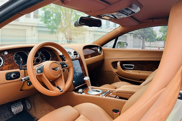 Nếu là gia đình có thêm 2 con nhỏ, Bentley Continental GT Speed dư sức cho bạn chở theo đủ các thành viên đi du lịch, cà phê, hàng ghế sau cũng có điều hòa riêng. Và nếu đi 1 mình trên cao tốc, muốn trải nghiệm cảm giác tăng tốc, Bentley Continental GT Speed cũng dư sức cho bạn trải nghiệm.
