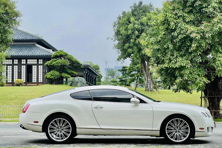 Tuy nhiên, "của rẻ là của ôi", khi chọn mua Bentley Continental GT Speed đời 2009 này, điều mà bạn cần làm là ngoại giao 1 garage sửa xe uy tính, giá rẻ, thân thiện, để lỡ có bảo dưỡng, chi phí không vọt lên gấp vài lần so với các mẫu xe sang cùng tầm tiền khác.