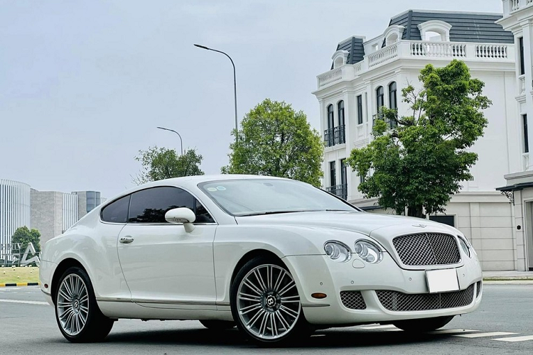 Khối động cơ W12, dung tích 6.0 lít, tăng áp kép của Bentley Continental GT Speed sẽ sản sinh công suất tối đa 616 mã lực tại vòng tua máy 6.000 vòng/phút và mô-men xoắn cực đại 800 Nm. Kết hợp cùng hộp số tự động ZF 8 cấp, chiếc coupe siêu sang nhà Bentley chỉ mất thời gian 4,3 giây để tăng tốc lên 100 km/h từ vị trí xuất phát trước khi đạt vận tốc tối đa 326 km/h.