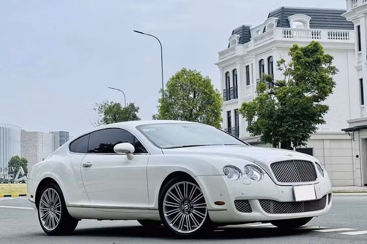 Khối động cơ W12, dung tích 6.0 lít, tăng áp kép của Bentley Continental GT Speed sẽ sản sinh công suất tối đa 616 mã lực tại vòng tua máy 6.000 vòng/phút và mô-men xoắn cực đại 800 Nm. Kết hợp cùng hộp số tự động ZF 8 cấp, chiếc coupe siêu sang nhà Bentley chỉ mất thời gian 4,3 giây để tăng tốc lên 100 km/h từ vị trí xuất phát trước khi đạt vận tốc tối đa 326 km/h.