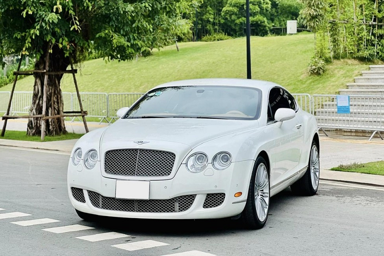Như vậy, chiếc xe siêu sang Bentley Continental GT Speed hơn 14 năm tuổi này đã trượt giá gấp 4 lần so với thời điểm mới về nước, quá rẻ so với những gì mà xe mang đến cho ta từ động cơ W12, nội thất quý tộc và hình ảnh ngoại thất lúc nào cũng đẳng cấp.