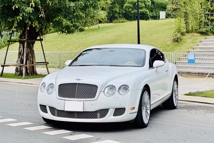 Như vậy, chiếc xe siêu sang Bentley Continental GT Speed hơn 14 năm tuổi này đã trượt giá gấp 4 lần so với thời điểm mới về nước, quá rẻ so với những gì mà xe mang đến cho ta từ động cơ W12, nội thất quý tộc và hình ảnh ngoại thất lúc nào cũng đẳng cấp.