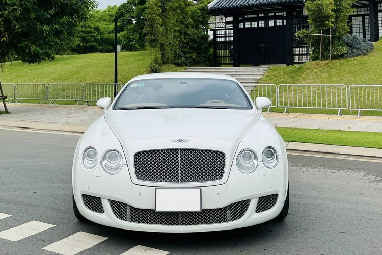 Từng được mệnh danh là 1 trong những xe thể thao siêu sang đắt đỏ nhất thế giới, chỉ dành cho đại gia lắm tiền, nhưng giờ đây, với việc sắp bước sang sinh nhật lần thứ 15, chiếc Bentley Continental GT Speed đời 2009 này đang được rao bán chỉ 2,6 tỷ đồng trên sàn xe cũ Việt Nam.