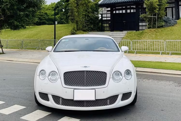 Từng được mệnh danh là 1 trong những xe thể thao siêu sang đắt đỏ nhất thế giới, chỉ dành cho đại gia lắm tiền, nhưng giờ đây, với việc sắp bước sang sinh nhật lần thứ 15, chiếc Bentley Continental GT Speed đời 2009 này đang được rao bán chỉ 2,6 tỷ đồng trên sàn xe cũ Việt Nam.