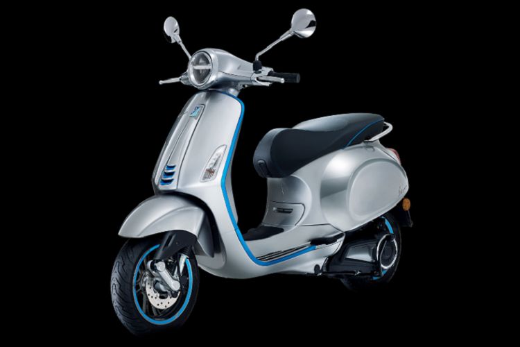 Tuy là xe máy điện nhưng Elettrica sở hữu phong cách thiết kế khá tương đồng với người anh em Vespa Primavera. Điểm nhấn của mẫu xe này nằm ở lớp sơn crôm bóng cùng những đường viền màu tương phản như xanh dương hoặc vàng trên yếm trước, sàn đặt chân và vành la-zăng.