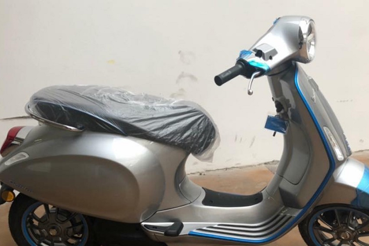 Tuy nhiên, theo các đại lý, giá xe Vespa Elettrica 2023 khoảng 280 triệu đồng ở Việt Nam và bán ra vào cuối năm nay. Đồng thời, số lượng xe Vespa Elettrica được bán ở Việt Nam sẽ không nhiều. Với giá bán gần 300 triệu đồng, đủ để mua một chiếc ôtô đã qua sử dụng, và số lượng giới hạn, Vespa Elettrica có lẽ sẽ là lựa chọn phù hợp cho những ai muốn sưu tầm, tương tự siêu phẩm 946 trước đó.