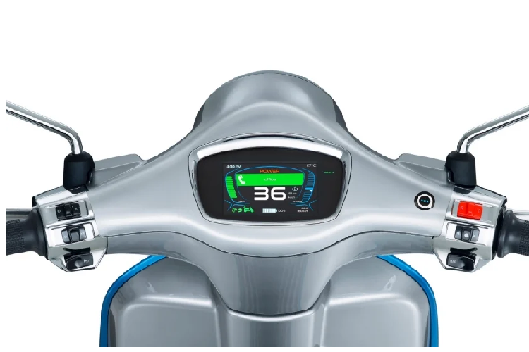 Theo hãng Piaggio, khả năng vận hành thực tế của Vespa Elettrica có nhiều điểm giống với một mẫu xe tay ga 50 phân khối. Ngoài ra, xe còn có thêm cả chế độ ECO, hạn chế tốc độ ở mức dưới 30 km/h để tiết kiệm điện.