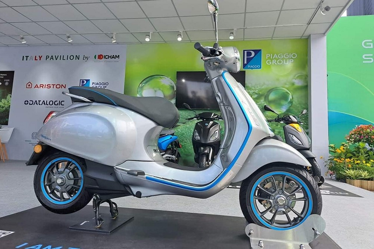  Vespa Elettrica chạy điện đầu tiên của tập đoàn Piaggio và đã được bán ra tại châu Âu từ tháng 9/2018. Sau 5 năm, mẫu xe máy điện này mới rục rịch được bán ra tại thị trường Việt Nam. Hiện một số đại lý Piaggio đã bắt đầu mở cọc cho mẫu xe điện này. Hiện giá bán chính thức của Vespa Elettrica tại Việt Nam chưa được công bố.