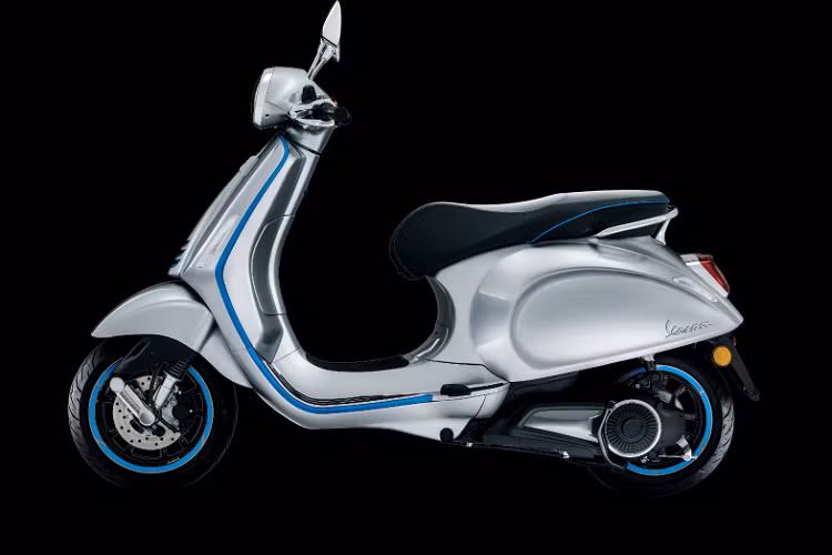 Nguồn cung cấp sức mạnh cho Vespa Elettrica là mô-tơ điện một chiều với công suất tối đa 2 kW (2,7 mã lực) hoặc 4 kW (5,4 mã lực) và mô-men xoắn cực đại 200 Nm. 