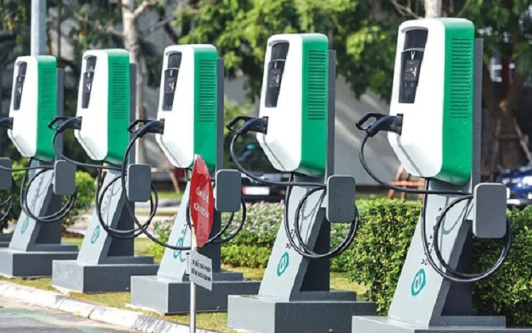 VinFast dieu chinh phi sac xe dien trong boi canh dien tang gia-Hinh-2