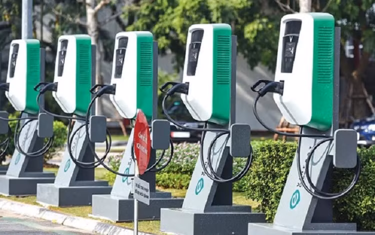 VinFast dieu chinh phi sac xe dien trong boi canh dien tang gia-Hinh-2