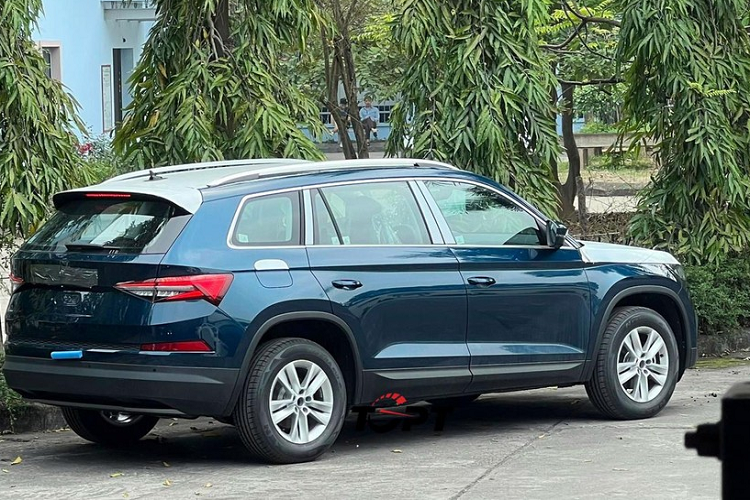 Khi xuất hiện tại đây, mẫu xe SUV Skoda Kodiaq 2023 mới được dán kín logo trước/sau nhưng không khó để nhận ra danh tính của mẫu SUV này. Không chỉ riêng Kodiaq mà hãng Skoda dự kiến còn ra mắt 3 mẫu xe nữa ở Việt Nam trong năm nay, đó là Karoq, Superb và Octavia.