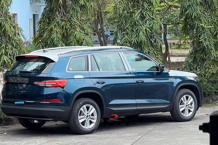 Khi xuất hiện tại đây, mẫu xe SUV Skoda Kodiaq 2023 mới được dán kín logo trước/sau nhưng không khó để nhận ra danh tính của mẫu SUV này. Không chỉ riêng Kodiaq mà hãng Skoda dự kiến còn ra mắt 3 mẫu xe nữa ở Việt Nam trong năm nay, đó là Karoq, Superb và Octavia.