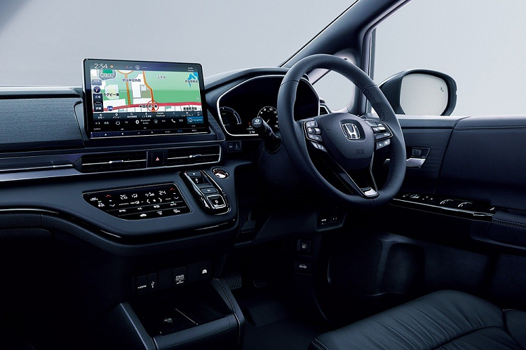 Nội thất của Honda Odyssey 2023 được bọc da với ghế sưởi, hệ thống điều hòa tự động 3 vùng và bàn gấp dành cho hàng ghế thứ hai. Những trang bị khác của mẫu MPV này gồm có màn hình cảm ứng trung tâm 9 inch, tích hợp hệ thống thông tin giải trí Honda Connect, các nút bấm chuyển số điện tử và sạc điện thoại không dây...