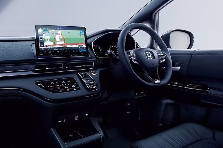 Nội thất của Honda Odyssey 2023 được bọc da với ghế sưởi, hệ thống điều hòa tự động 3 vùng và bàn gấp dành cho hàng ghế thứ hai. Những trang bị khác của mẫu MPV này gồm có màn hình cảm ứng trung tâm 9 inch, tích hợp hệ thống thông tin giải trí Honda Connect, các nút bấm chuyển số điện tử và sạc điện thoại không dây...