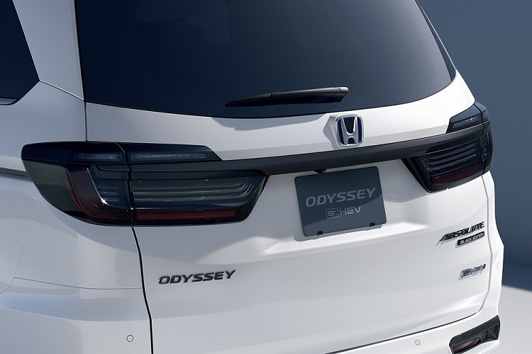 Không có gì ngạc nhiên khi Honda Odyssey 2023 ở thị trường Nhật Bản cũng có gói công nghệ an toàn chủ động Honda Sensing, bao gồm những tính năng mới như phanh giảm thiểu va chạm trong khoảng cách ngắn, đèn pha tự động và kiểm soát chân ga.