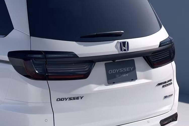 Không có gì ngạc nhiên khi Honda Odyssey 2023 ở thị trường Nhật Bản cũng có gói công nghệ an toàn chủ động Honda Sensing, bao gồm những tính năng mới như phanh giảm thiểu va chạm trong khoảng cách ngắn, đèn pha tự động và kiểm soát chân ga.