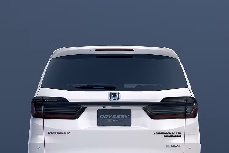 Thêm vào đó là đèn pha LED, dải đèn LED định vị ban ngày, đèn sương mù trước sáng tuần tự, vành 18 inch và đèn hậu LED. Tương tự phiên bản cũ, Honda Odyssey 2023 cũng được trang bị cửa trượt bên sườn điều khiển bằng cử chỉ.