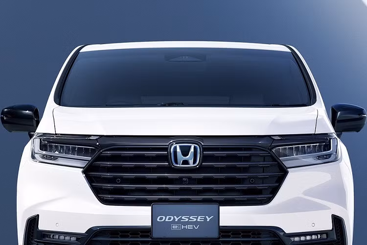 Honda Odyssey 2023 mới dành cho thị trường Nhật Bản vẫn thuộc thế hệ thứ 5, ra mắt vào năm 2013. Tại thị trường Nhật Bản, Honda Odyssey 2023 sẽ có 2 phiên bản là Absolute e:HEV và EX Black Edition.