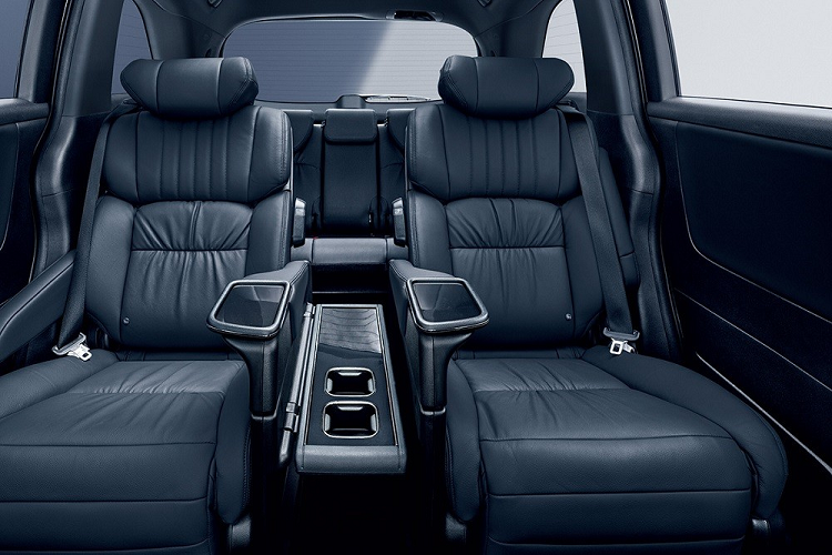 Trong khi đó, màn hình cảm ứng trung tâm 11,4 inch và màn hình giải trí 15,6 inch dành cho hành khách phía sau là trang bị tùy chọn của xe.