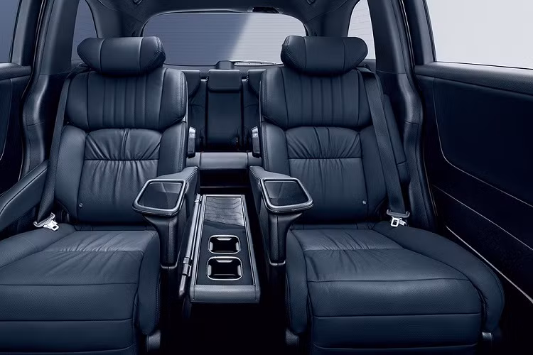 Trong khi đó, màn hình cảm ứng trung tâm 11,4 inch và màn hình giải trí 15,6 inch dành cho hành khách phía sau là trang bị tùy chọn của xe.