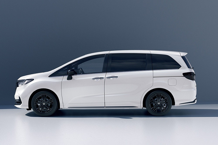 Đây là mẫu xe đầu tiên của Honda được trang bị công nghệ cửa trượt thông minh như thế này. Mở cửa xe và bước vào bên trong, người dùng sẽ bắt gặp không gian nội thất 3 hàng ghế.