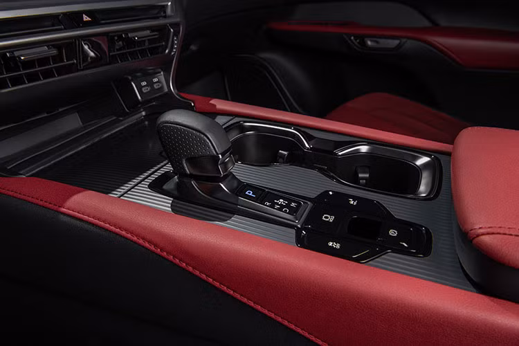 Hệ dẫn động bốn bánh DIRECT4 - công nghệ mới giúp xe kiểm soát chính xác lực truyền động của cả 4 bánh dựa trên tải trọng tiếp xúc với mặt đất của xe hỗ trợ vận hành theo ý muốn của người lái.