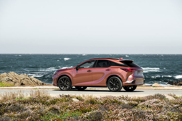 Tổng thể Lexus RX 2023 tại Việt Nam chắc chắn nhờ chiều dài cơ sở được kéo dài hơn 60mm so với phiên bản cũ. Thiết kế bên hông cuốn hút nhờ tạo hình trực quan với vòm bánh xe mở rộng sang hai bên (+25mm) kết hợp cùng mâm xe 21-inch.