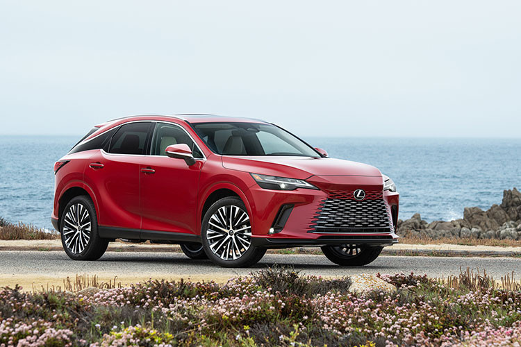 Thiết kế đuôi xe hiện đại, được mở rộng sang hai bên tạo cảm giác vững chắc đầy quyền lực. Dàn đèn sau hình chữ L nằm ngang nối liền tạo điểm nhấn cho phần đuôi bề thế, vững chắc.