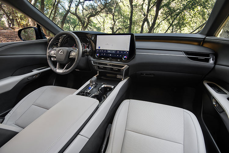 Hệ thống an toàn Lexus Safety+ (LSS+3) tiếp tục duy trì hỗ trợ theo dõi làn đường (LTA), điều khiển hành trình chủ động (DRCC), an toàn tiền va chạm (PCS), đỗ xe nâng cao được phát triển thêm với khả năng hỗ trợ đỗ xe song song. Ngoài tính năng đỗ xe lùi, giờ đây tính năng đỗ xe tiến cũng được hỗ trợ.