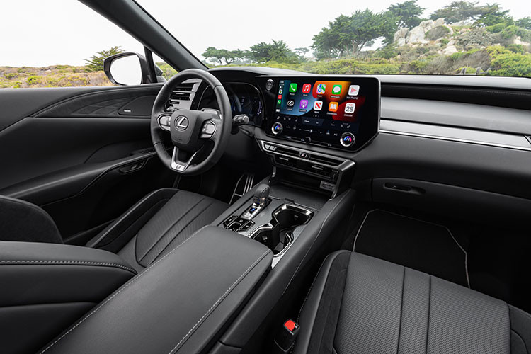 Ở giữa táp lô là màn hình trung tâm 14-inch đa chức năng lớn nhất phân khúc, tối ưu hóa thông tin hiển thị. Hệ thống giải trí với 21 loa Mark Levinson và một loa siêu trầm. Cửa sổ trời toàn cảnh mang lại cảm giác rộng rãi cùng với tầm nhìn thoáng đãng bao quát từ trước ra sau.