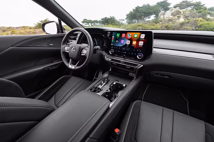 Ở giữa táp lô là màn hình trung tâm 14-inch đa chức năng lớn nhất phân khúc, tối ưu hóa thông tin hiển thị. Hệ thống giải trí với 21 loa Mark Levinson và một loa siêu trầm. Cửa sổ trời toàn cảnh mang lại cảm giác rộng rãi cùng với tầm nhìn thoáng đãng bao quát từ trước ra sau.