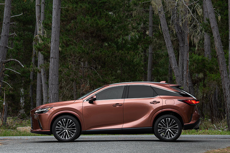 Mức giá xe Lexus RX 2023 tại Việt Nam được niêm yết từ 3,43 tỷ đồng cho phiên bản RX350 PREMIUM; 4,330 tỷ đồng cho phiên bản RX350 LUXURY; 4,72 tỷ đồng cho bản RX350 F SPORT và 4,940 tỷ đồng cho phiên bản RX500h F SPORT PERFORMANCE.