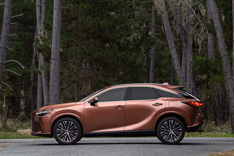 Mức giá xe Lexus RX 2023 tại Việt Nam được niêm yết từ 3,43 tỷ đồng cho phiên bản RX350 PREMIUM; 4,330 tỷ đồng cho phiên bản RX350 LUXURY; 4,72 tỷ đồng cho bản RX350 F SPORT và 4,940 tỷ đồng cho phiên bản RX500h F SPORT PERFORMANCE.