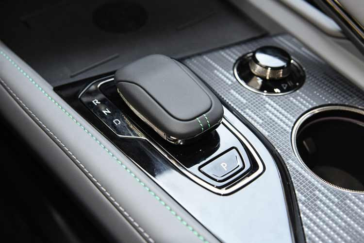 Về sức mạnh, chiếc xe Zeekr 001 FR 2024 sẽ được trang bị bộ truyền động bao gồm bốn động cơ đồng bộ nam châm vĩnh cửu SiC hiệu suất cao tự phát triển cho 4 bánh, công suất tối đa của động cơ kép phía trước là 422 mã lực, công suất tối đa của động cơ kép phía sau là 843 mã lực.