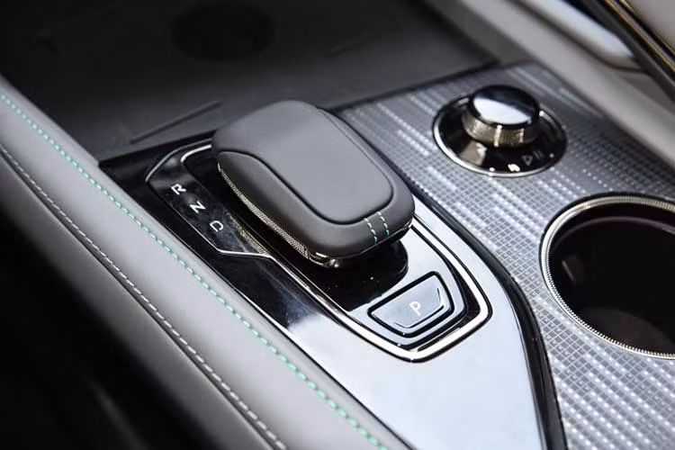 Về sức mạnh, chiếc xe Zeekr 001 FR 2024 sẽ được trang bị bộ truyền động bao gồm bốn động cơ đồng bộ nam châm vĩnh cửu SiC hiệu suất cao tự phát triển cho 4 bánh, công suất tối đa của động cơ kép phía trước là 422 mã lực, công suất tối đa của động cơ kép phía sau là 843 mã lực.