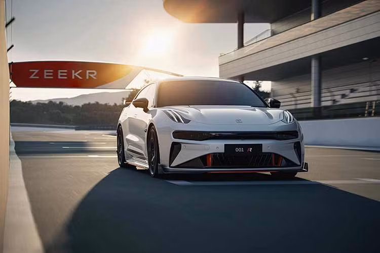 Xe cũng sẽ được trang bị hệ thống điều khiển vectơ mô-men xoắn (ZVC) bốn bánh, có thể giám sát tốc độ của bốn động cơ trong thời gian thực, kiểm soát độc lập công suất mô-men xoắn của từng bánh và cải thiện giới hạn vào cua. Cuối cùng, thông qua hệ thống ZVC, Zeekr 001 FR 2024 còn có thể thực hiện các thao tác quay đầu xe tăng và uốn lượn như con rắn mà không cần di chuyển vô lăng.