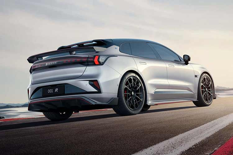 Ngoài ra, xe cũng sẽ được trang bị hệ thống quản lý nhiệt toàn cầu PTM 2.0, có công suất tản nhiệt tương đương khoảng 3 mã lực công suất làm mát máy điều hòa gia đình, có thể giúp làm mát hệ thống pin và động cơ khi lái xe khắc nghiệt. Ngoài ra, Zeekr 001 FR 2024 cũng sẽ cung cấp chế độ ép xung, có thể khởi động ở bất kỳ tốc độ nào, sau khi khởi động, công suất tối đa của xe sẽ tăng thêm 10%.