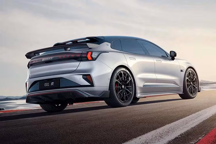 Ngoài ra, xe cũng sẽ được trang bị hệ thống quản lý nhiệt toàn cầu PTM 2.0, có công suất tản nhiệt tương đương khoảng 3 mã lực công suất làm mát máy điều hòa gia đình, có thể giúp làm mát hệ thống pin và động cơ khi lái xe khắc nghiệt. Ngoài ra, Zeekr 001 FR 2024 cũng sẽ cung cấp chế độ ép xung, có thể khởi động ở bất kỳ tốc độ nào, sau khi khởi động, công suất tối đa của xe sẽ tăng thêm 10%.