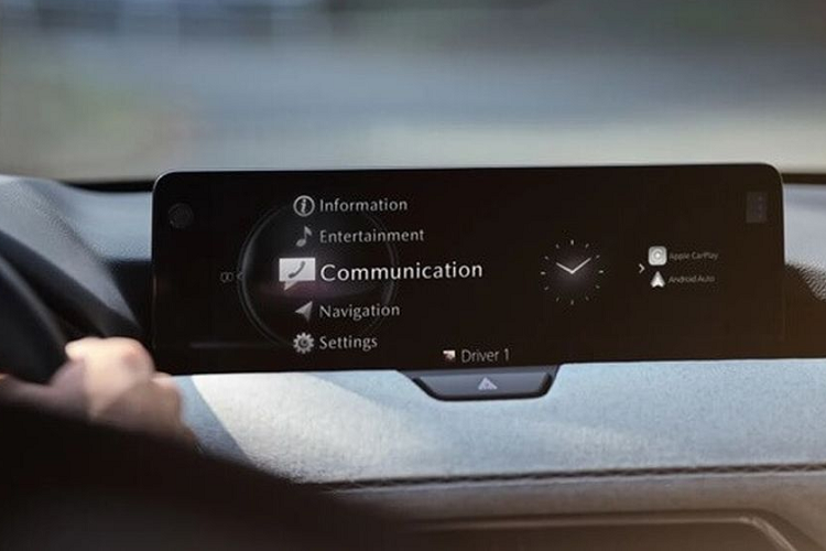 Nâng cấp đáng chú ý nhất là màn hình thông tin giải trí 12,3 inch kích thước. Màn hình của mẫu xe Mazda3 hiện nay là loại 8,8 inch. Ngoài ra, trang bị đầu đĩa CD cũng sẽ được loại bỏ trên phiên bản mới.