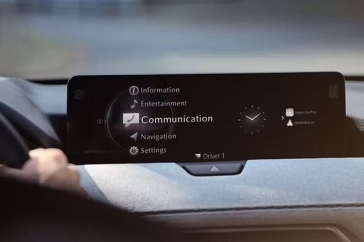 Nâng cấp đáng chú ý nhất là màn hình thông tin giải trí 12,3 inch kích thước. Màn hình của mẫu xe Mazda3 hiện nay là loại 8,8 inch. Ngoài ra, trang bị đầu đĩa CD cũng sẽ được loại bỏ trên phiên bản mới.