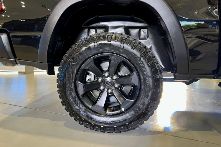 Nội thất Ram 1500 Rebel sở hữu không gian rộng lớn với phong cách sang trọng, tinh tế. Ghế ngồi rộng cùng các vật liệu được bọc da chất lượng cao. Giải trí đa phương tiện của RAM 1500 Rebel gồm hệ thống Uconnect 5 với màn hình cảm ứng 12-inch (hỗ trợ không dây Apple CarPlay, Android Auto), cùng hệ thống âm thanh Harman Kardon 19 loa, công suất 900 watt.