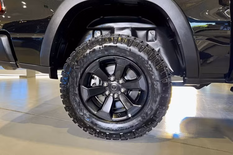 Nội thất Ram 1500 Rebel sở hữu không gian rộng lớn với phong cách sang trọng, tinh tế. Ghế ngồi rộng cùng các vật liệu được bọc da chất lượng cao. Giải trí đa phương tiện của RAM 1500 Rebel gồm hệ thống Uconnect 5 với màn hình cảm ứng 12-inch (hỗ trợ không dây Apple CarPlay, Android Auto), cùng hệ thống âm thanh Harman Kardon 19 loa, công suất 900 watt.