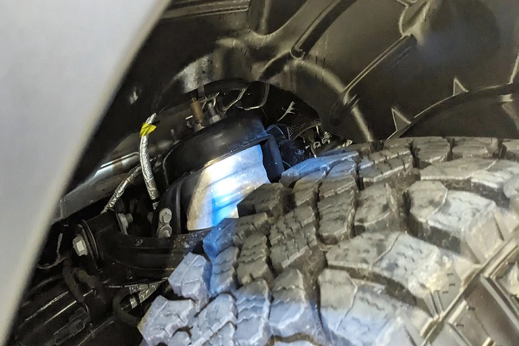 Cấu trúc thân xe vững chắc, đảm bảo khả năng chịu va đập tốt và đảm bảo an toàn tối đa cho hành khách. RAM 1500 Rebel trang bị nhiều công nghệ cao cấp như hệ thống treo Four Corner Air và các bộ giảm chấn độc lập, Ram Rebel có thể di chuyển thoải mái trên các địa hình khó khăn như đồng cỏ, vùng cát và đồi núi.